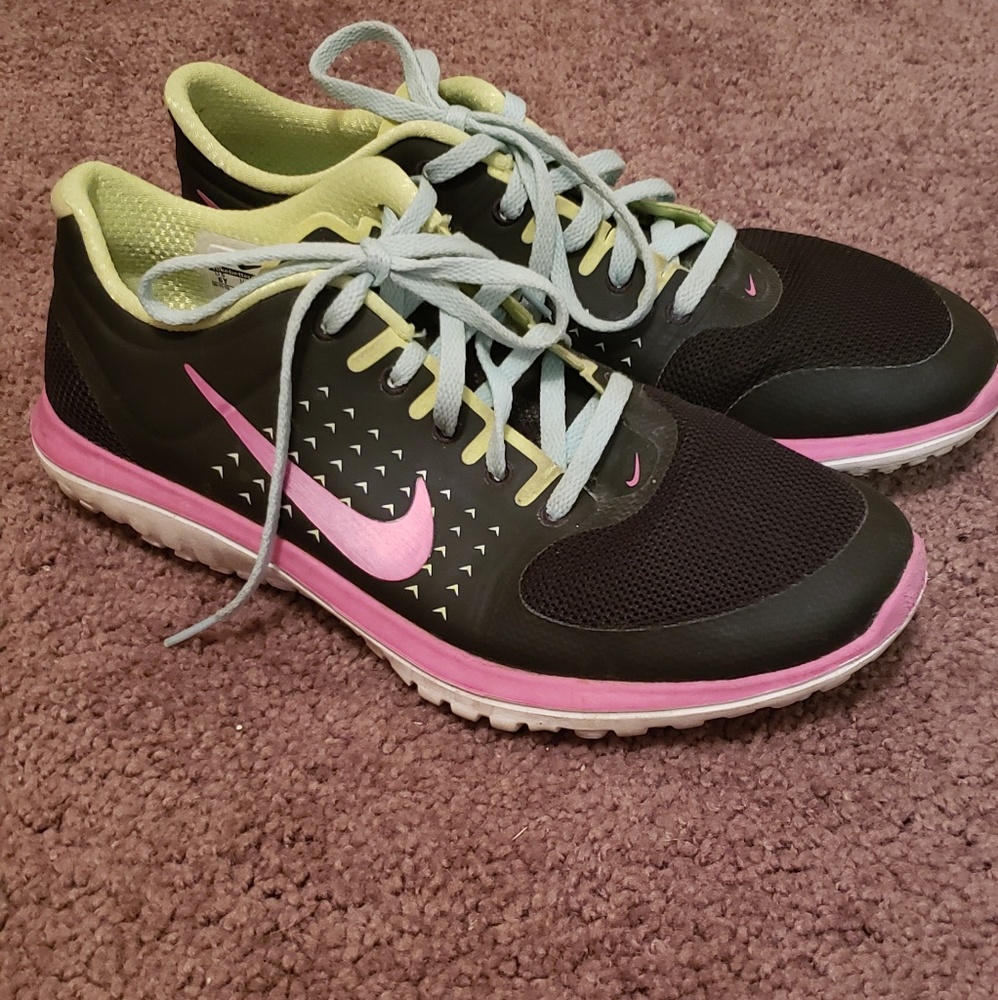 Nike womens tennis shoes